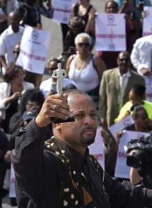 Activist Najee Ali holds up a replica Oscar painted white as he leads a protest prior to the Academy Awards ceremony, Sunday, Feb. 28, 2016, in the Hollywood section of Los Angeles in support of the nationwide TV tune-out protesting the lack of diversity in Hollywood. (AP Photo/Mark J. Terrill)