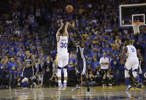 Golden State Warriors guard Stephen Curry (30) shoots a three point basket against Memphis Grizzlies forward JaMychal Green during the first half of an NBA basketball game in Oakland, Calif., Wednesday, April 13, 2016. (AP Photo/Marcio Jose Sanchez)