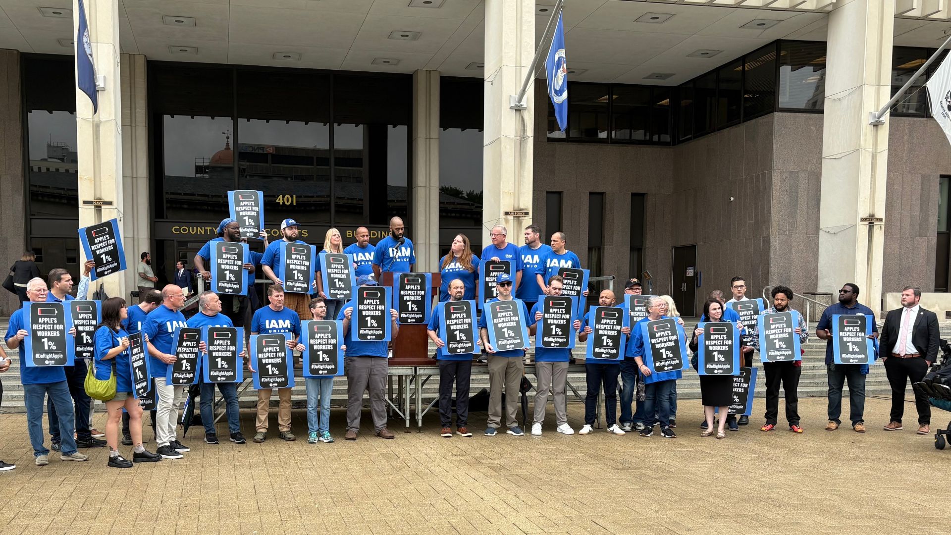 #DoRightApple: Unionized Towson workers rally against store closure